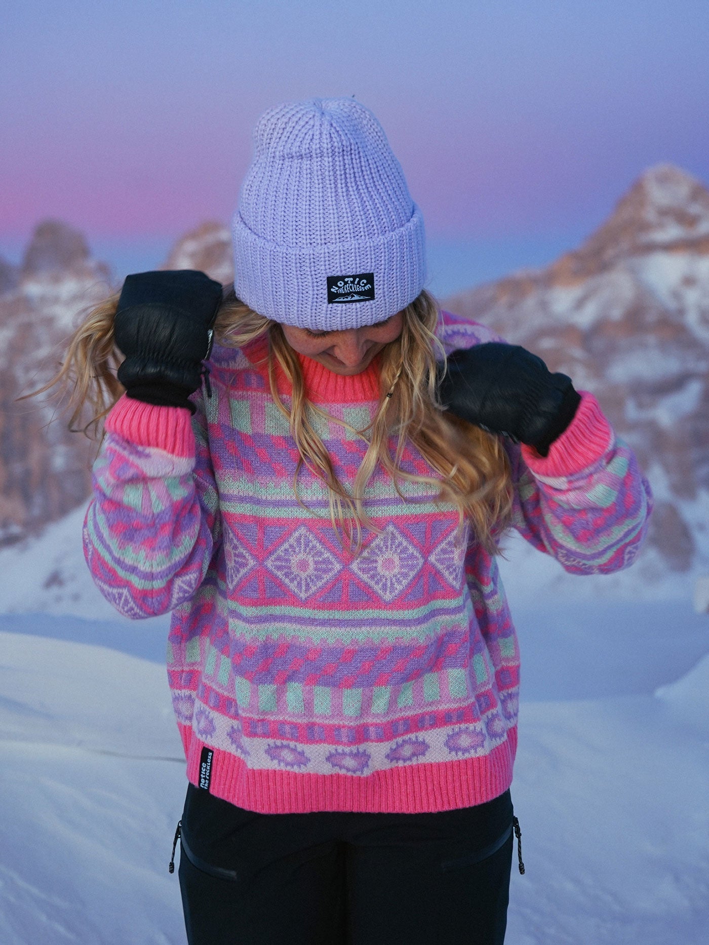 NOTICE THE RECKLESS W SUMMIT GAZE SWEATER
