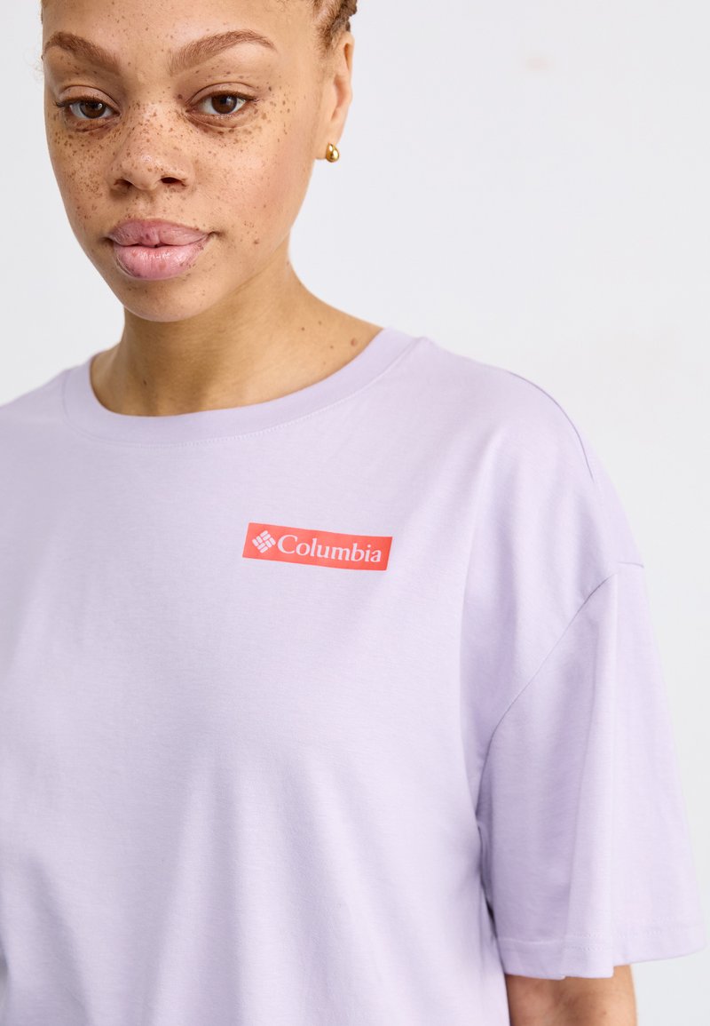 COLUMBIA W ROLLING BEND GRAPHIC OVERSIZED TEE 