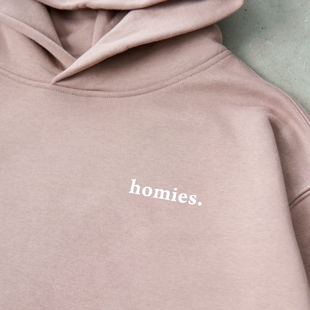 HOMIES W SERIF RELAXED HOODIE