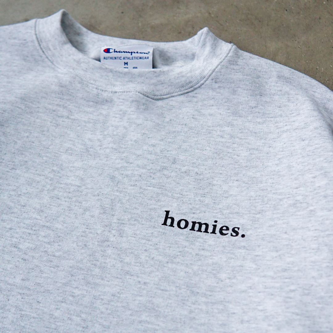 HOMIES SERIF CREWNECK