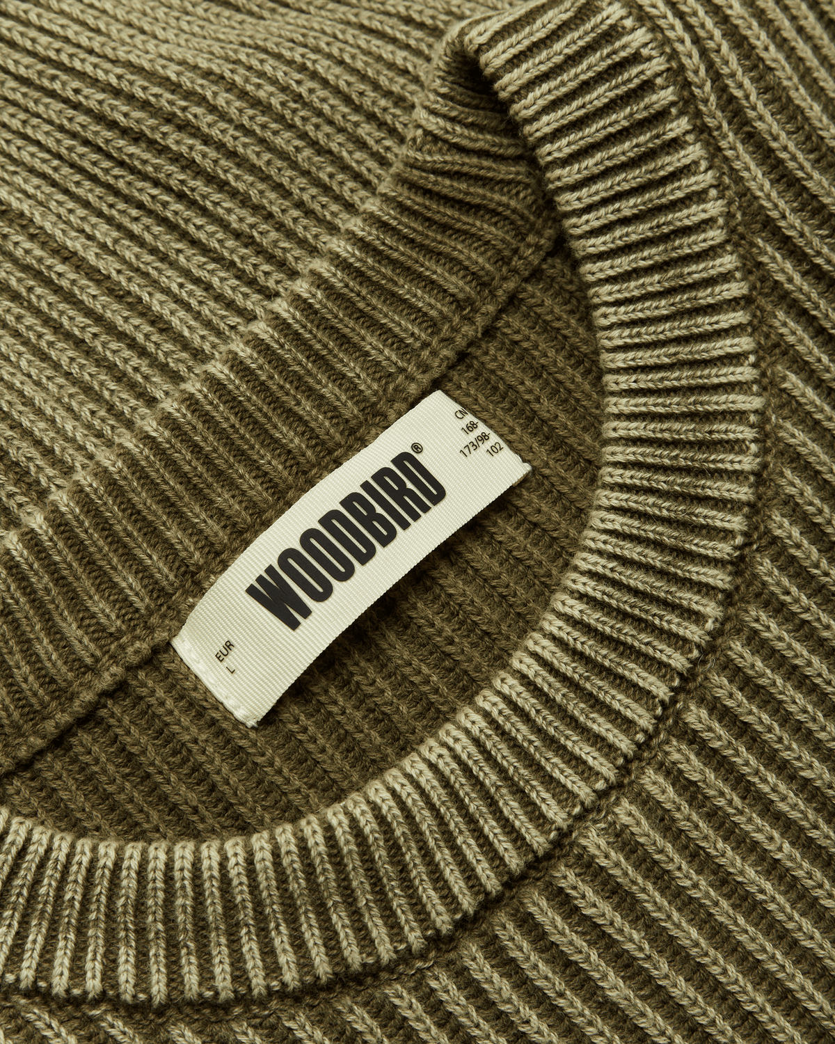 WOODBIRD SAKE WASHED CREW DARK OLIVE