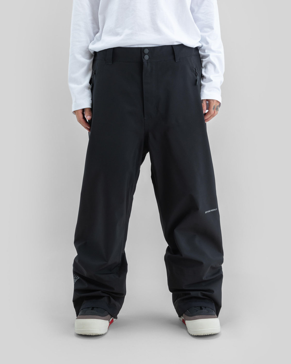Beyond Medals Omni Pants Black — porté de face, détail des jambes