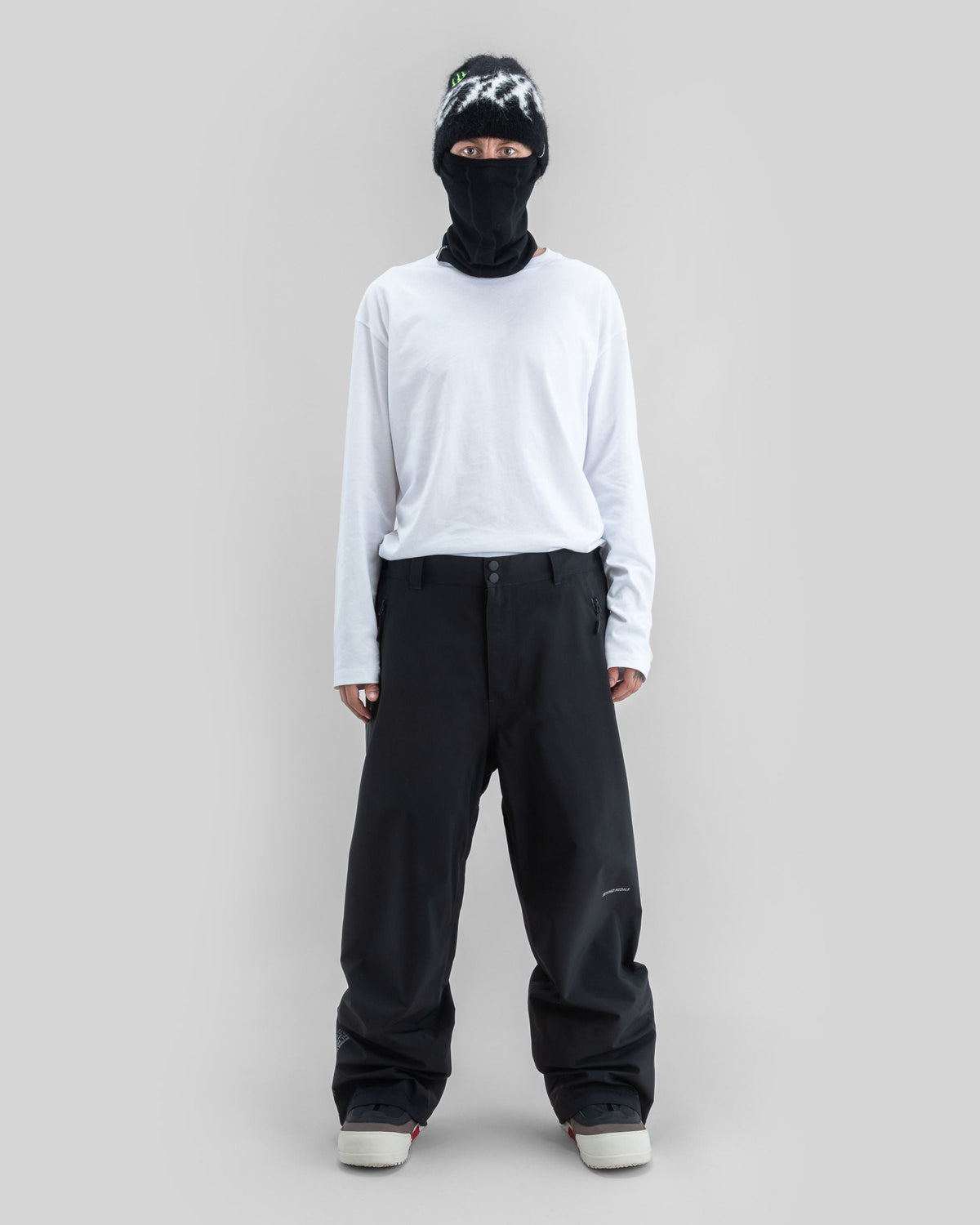 Beyond Medals Omni Pants Black — porté de face, vue complète