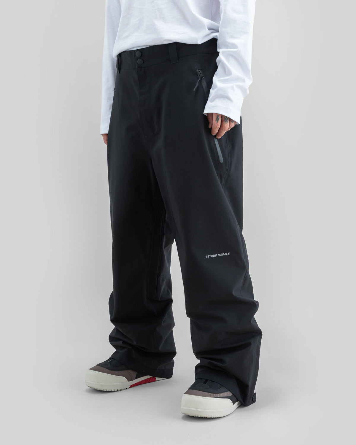 Beyond Medals Omni Pants Black — porté de profil