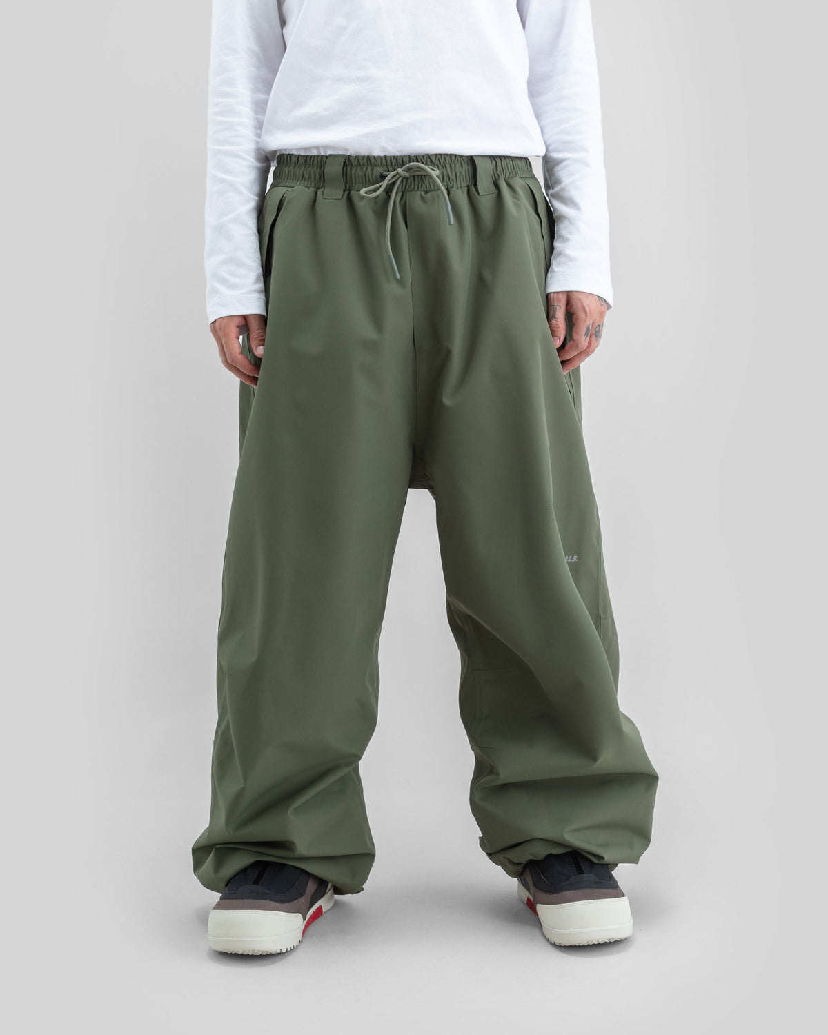 Beyond Medals Park Pants Dark Green — porté de face, détail des jambes