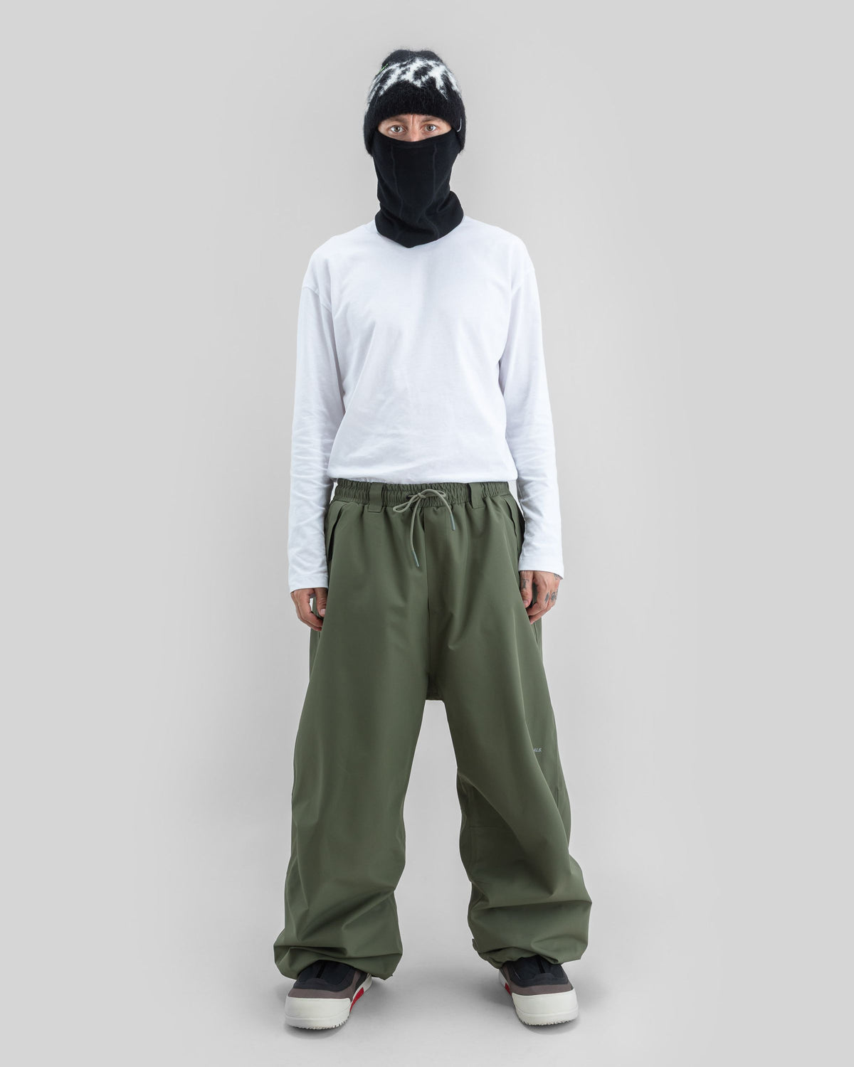 Beyond Medals Park Pants Dark Green — porté de face, vue complète