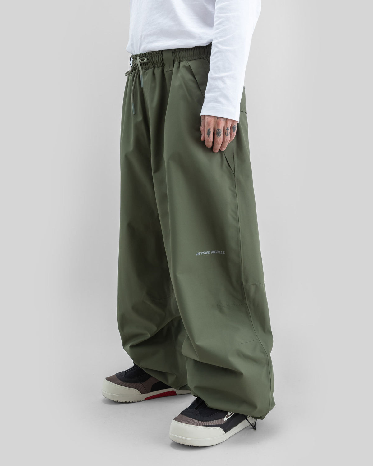 Beyond Medals Park Pants Dark Green — porté de profil