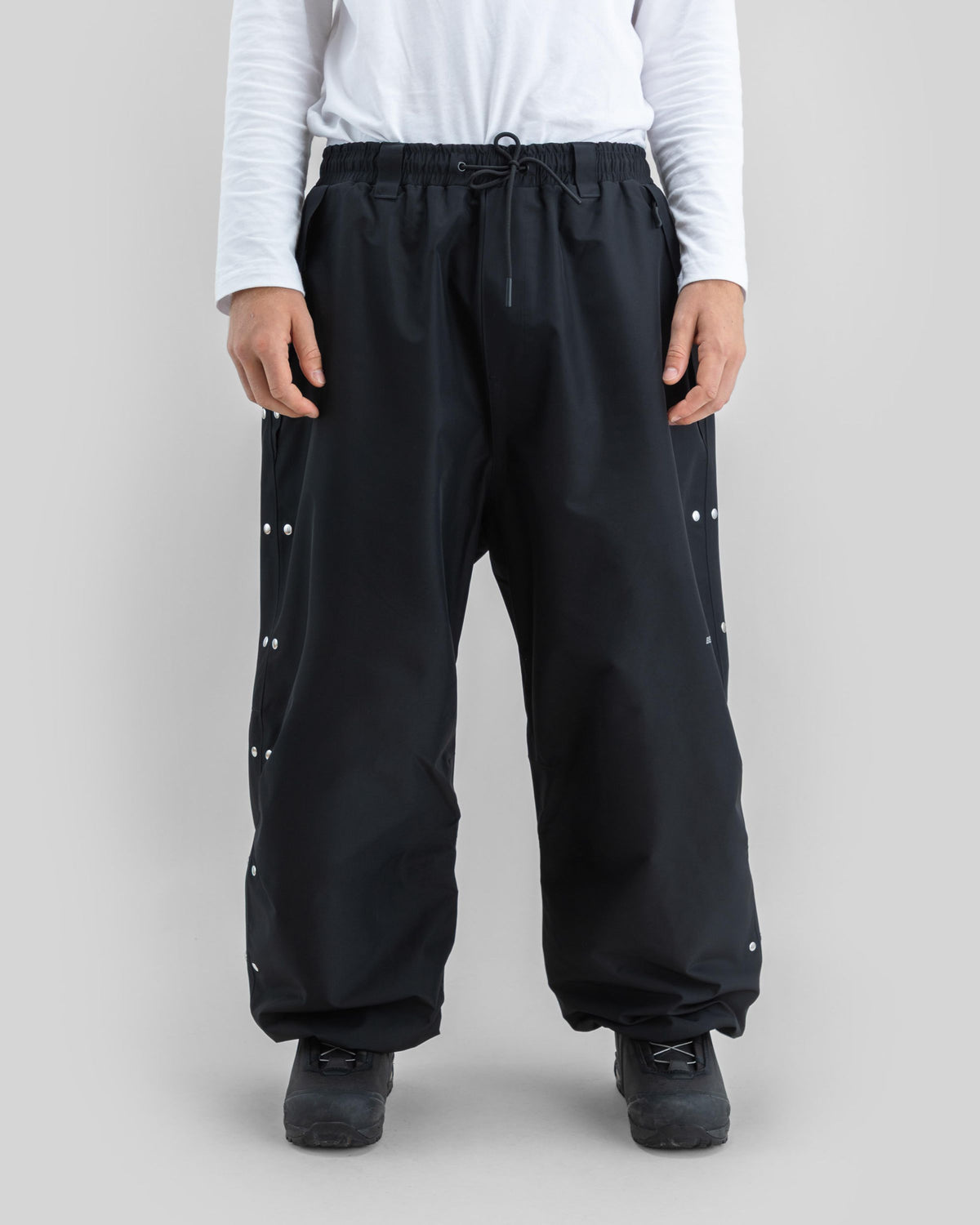 Beyond Medals Park Pants SDB 2L Black — détail de la coupe et des rivets
