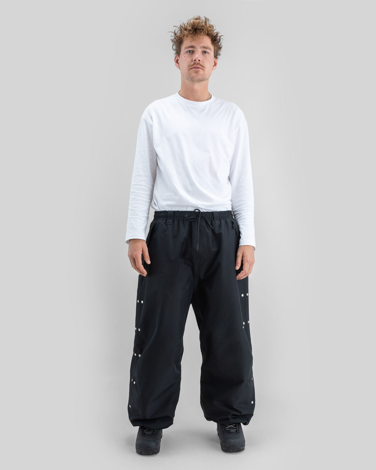 Beyond Medals Park Pants SDB 2L Black — porté de face, vue complète