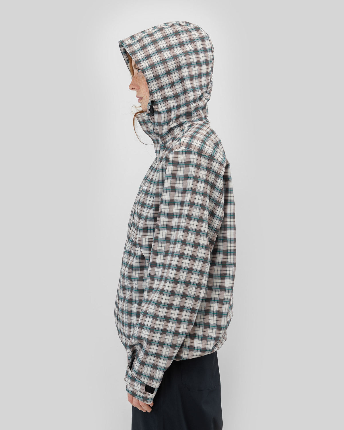 Beyond Medals The Jacket 2L Print Plaid — porté de profil avec capuchon