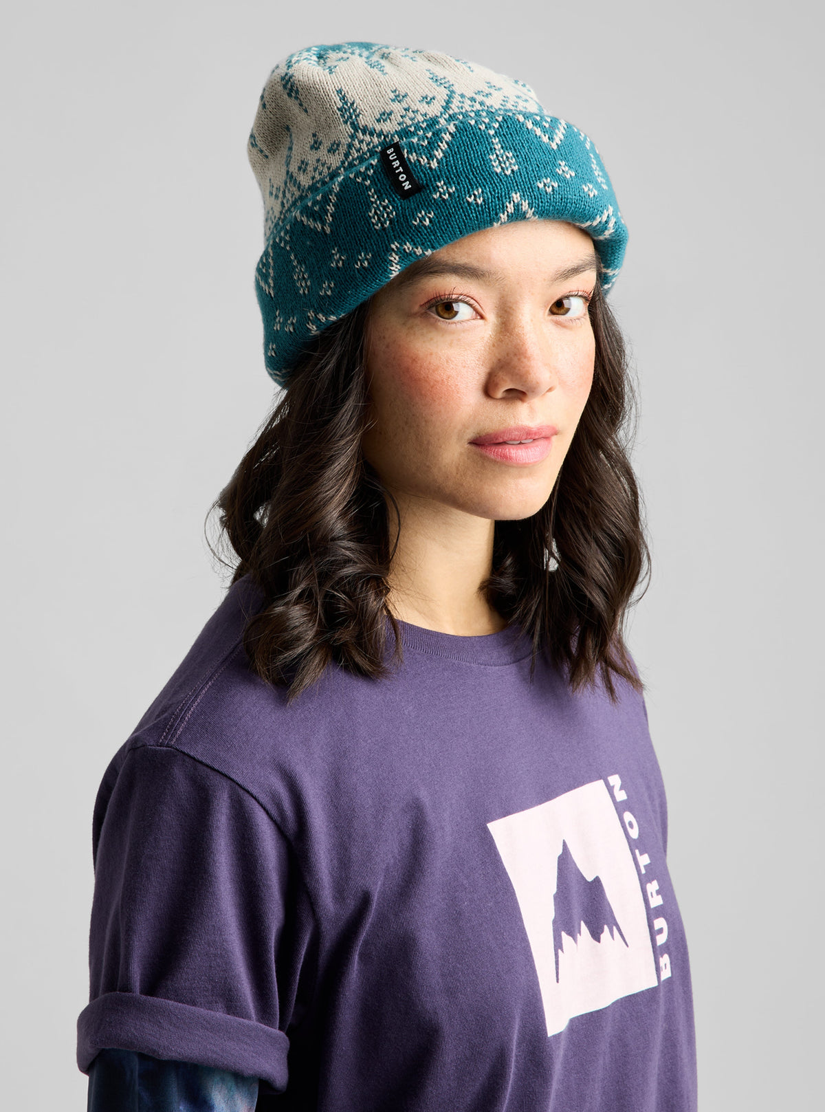 Tuque Burton Recycled Sidehitt Atlantic Teal, motif géométrique turquoise et crème — portée, vue de trois quarts.