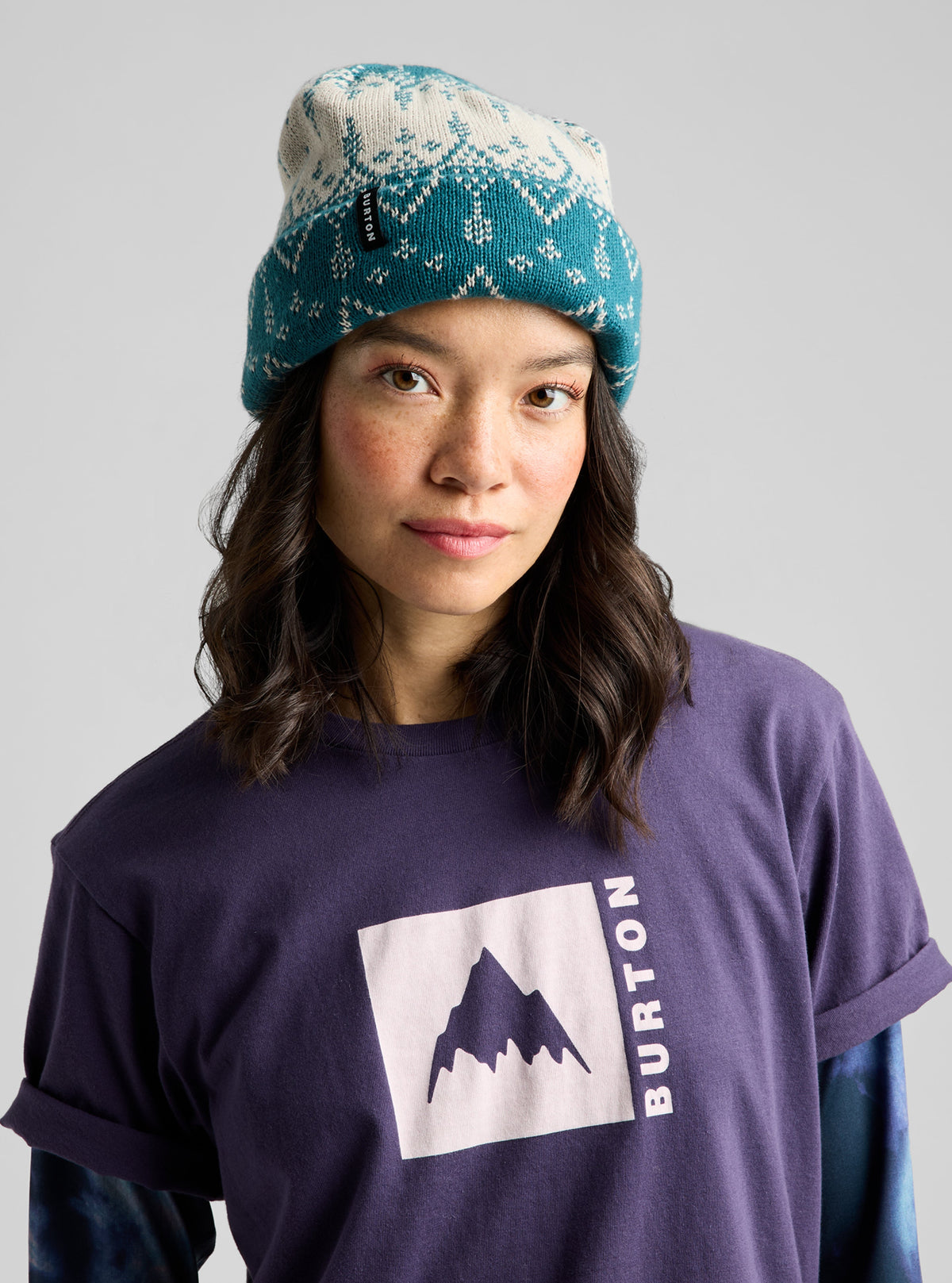 Tuque Burton Recycled Sidehitt Atlantic Teal, motif géométrique turquoise et crème — portée, vue de face.