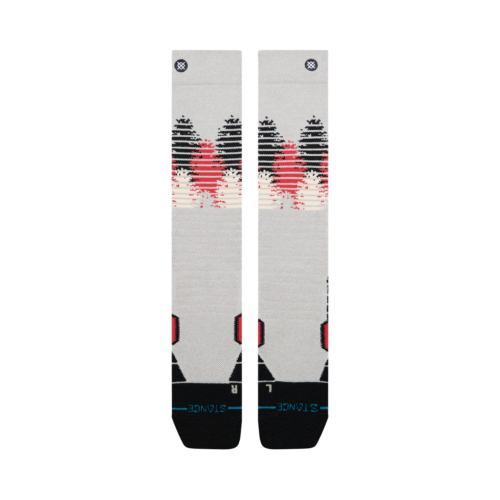 Bas de neige Stance Tree Line Mid Wool Stringgrey, motif d'arbres noir et rouge — paire à plat, côté logo.