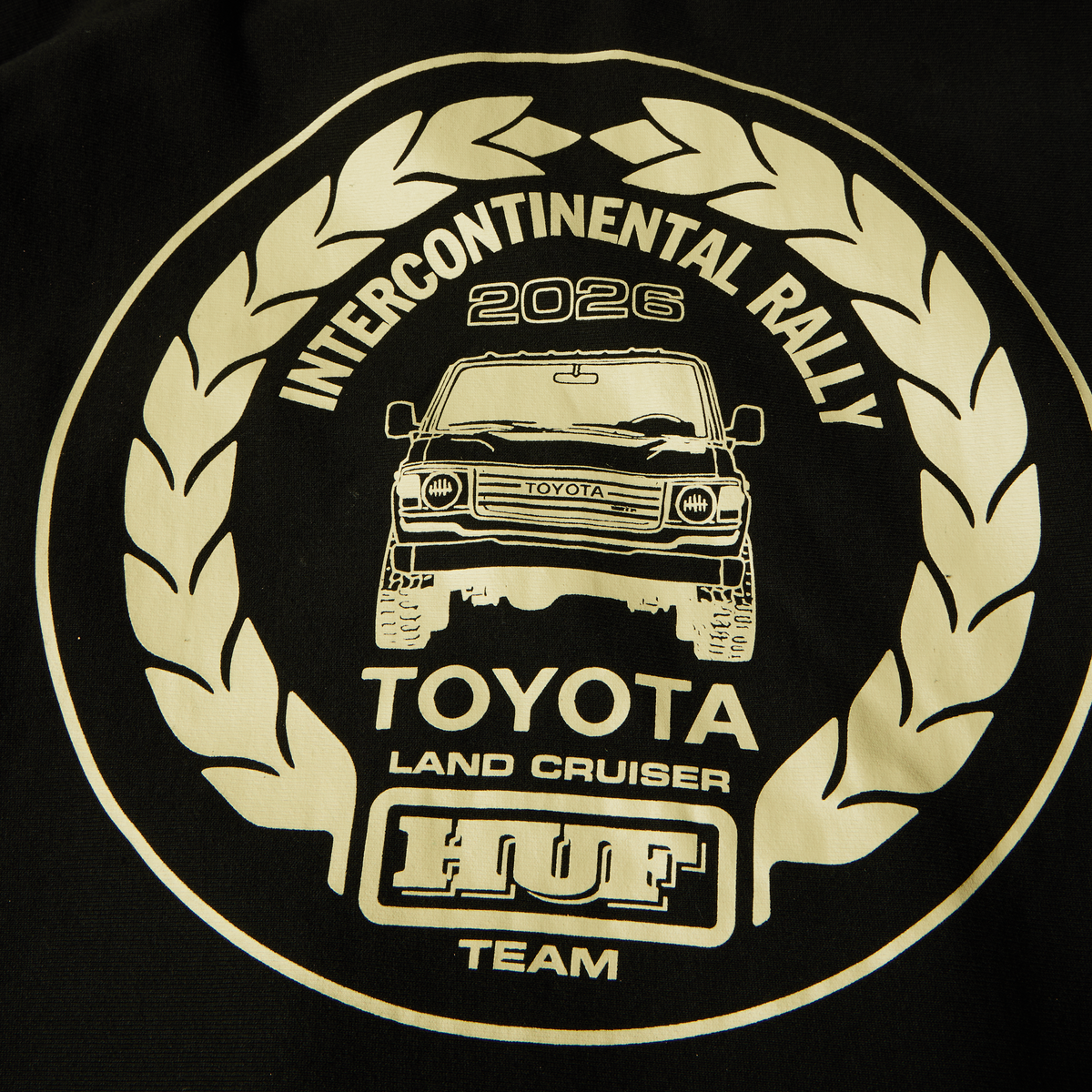 Hoodie à fermeture éclair HUF x Toyota Land Cruiser Heavyweight noir — détail de l'imprimé de rallye au dos.