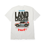 T-shirt HUF x Toyota Land Cruiser Rally blanc — vue de dos avec imprimé du véhicule de rallye.