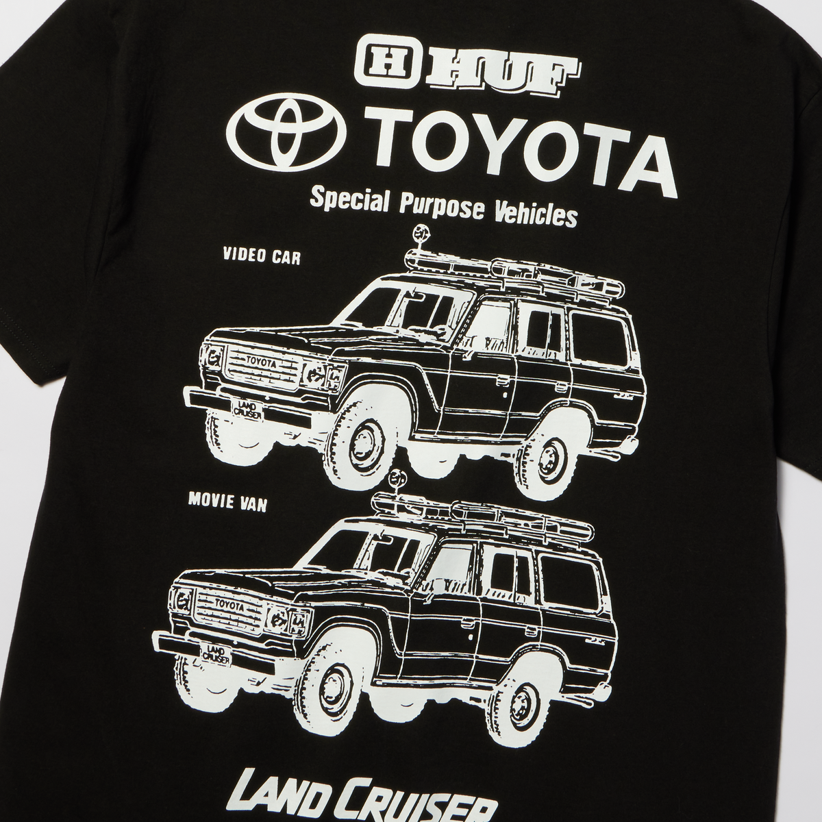 T-shirt HUF x Toyota Land Cruiser Special noir — détail de l'imprimé des véhicules au dos.