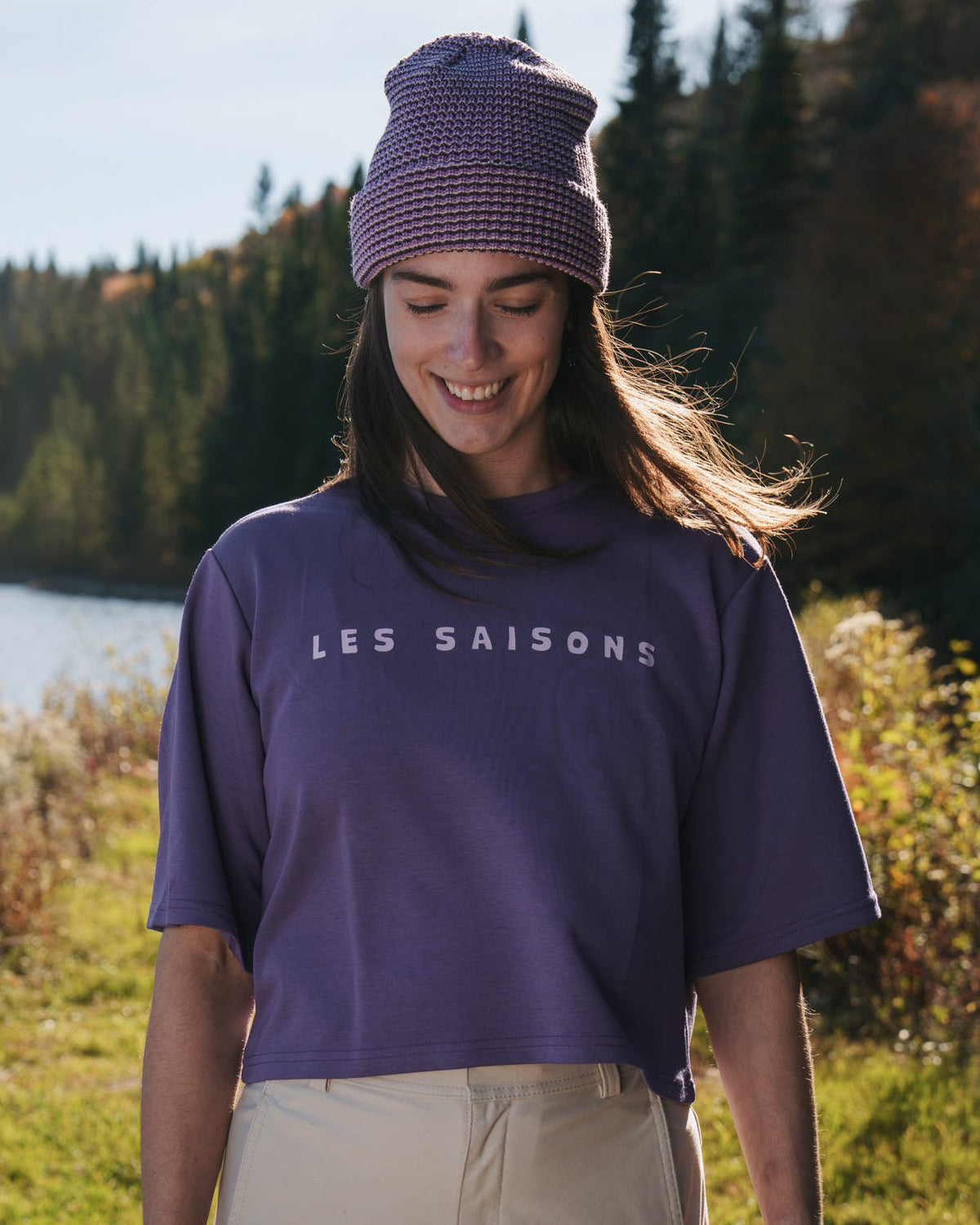 Tuque Les Saisons Lines Purple au bord du lac