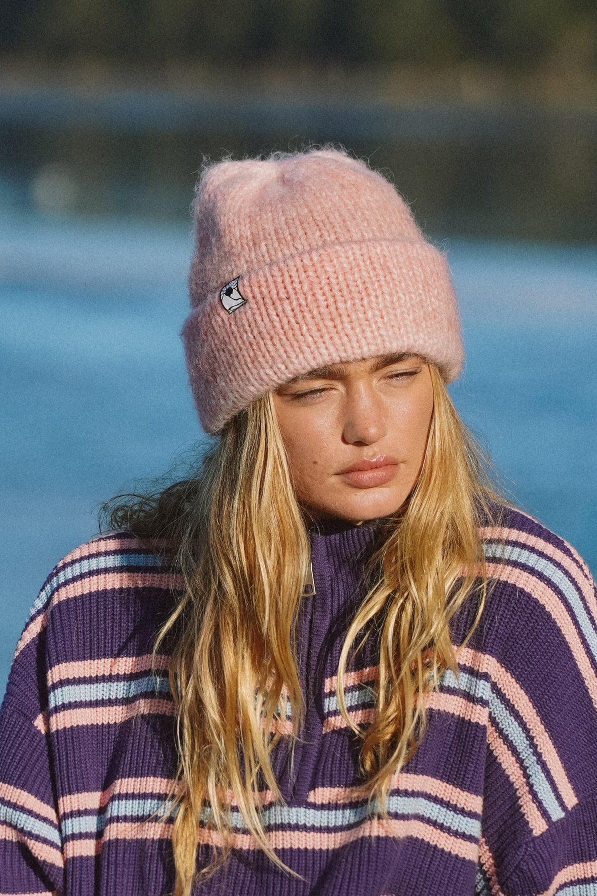 Notice Pink Haze Mohair Beanie — portée à l’extérieur