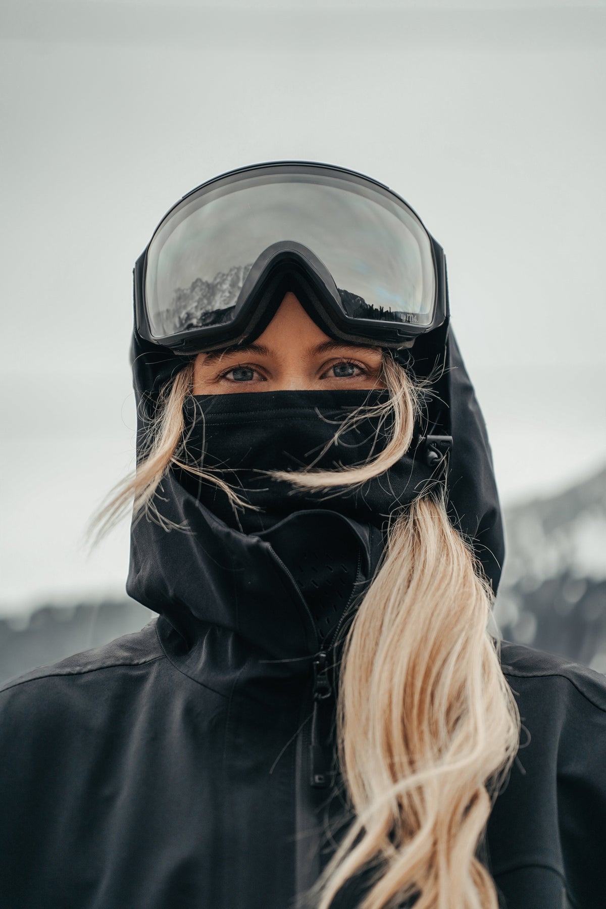 Notice The Reckless Merino Balaclava Black — portée de face avec un casque
