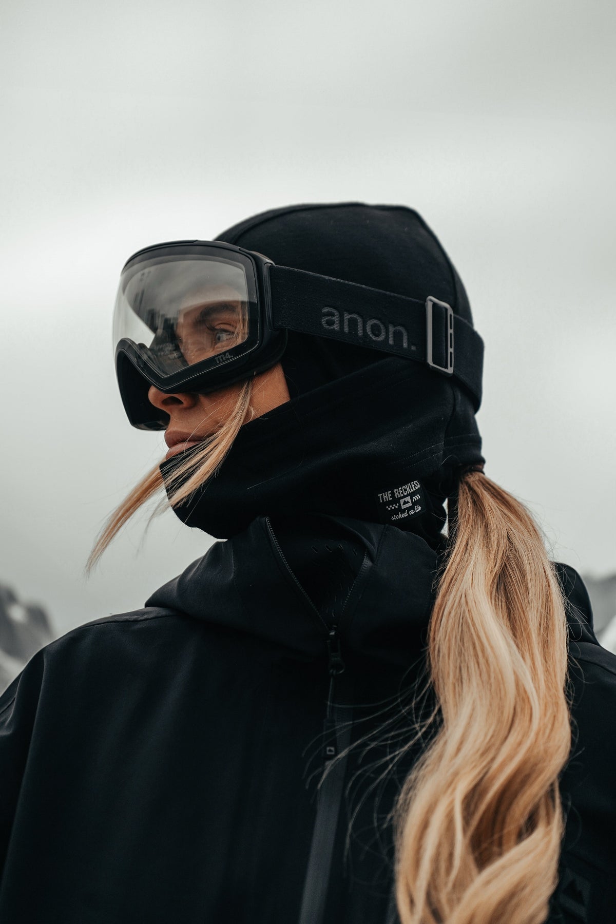 Notice The Reckless Merino Balaclava Black — portée de profil avec un casque