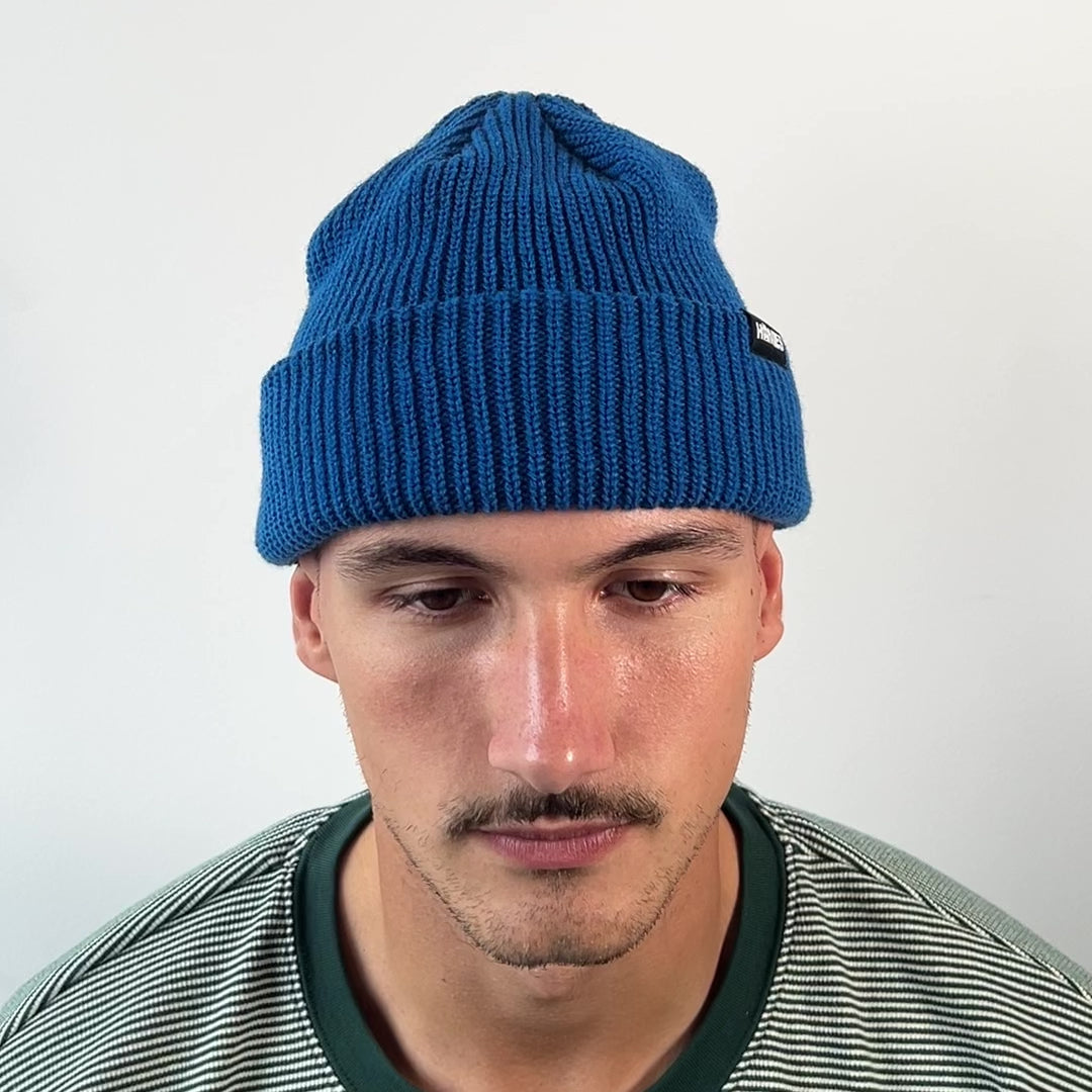 Charger la vidéo : HOMIES SHORTY BEANIE