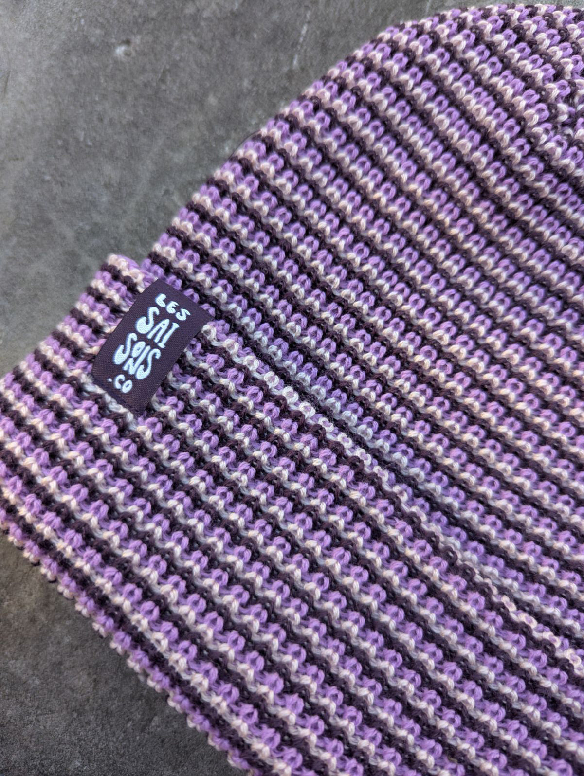 Tuque Les Saisons Lines Purple - détail du tricot