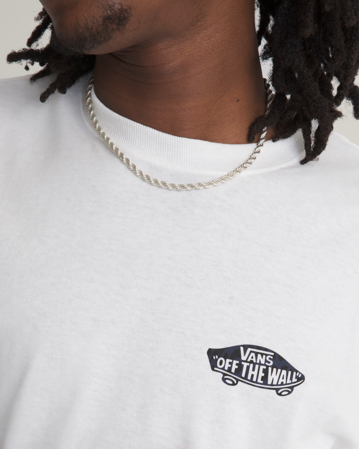 Vans Double Standard Fill blanc, détail de l’imprimé à la poitrine.