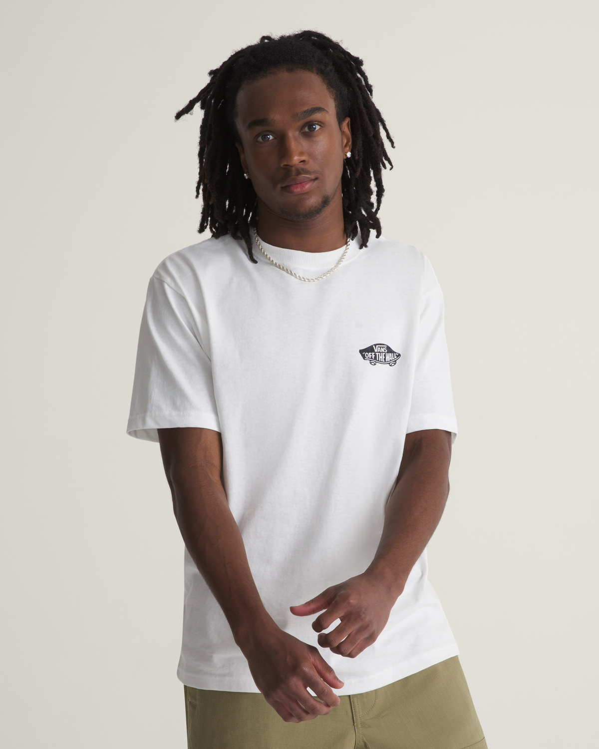Vans Double Standard Fill blanc, vue de face portée.