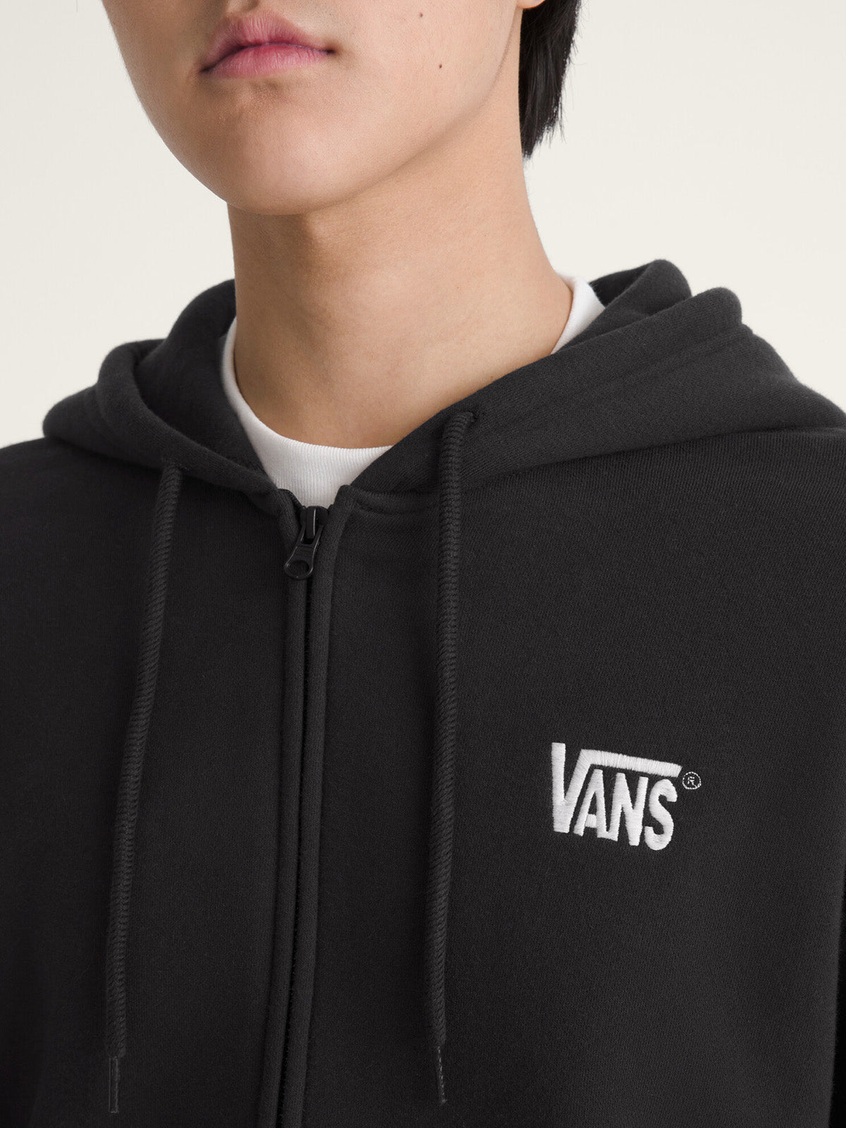 Vans Stretch Logo noir et blanc, détail du logo à la poitrine.