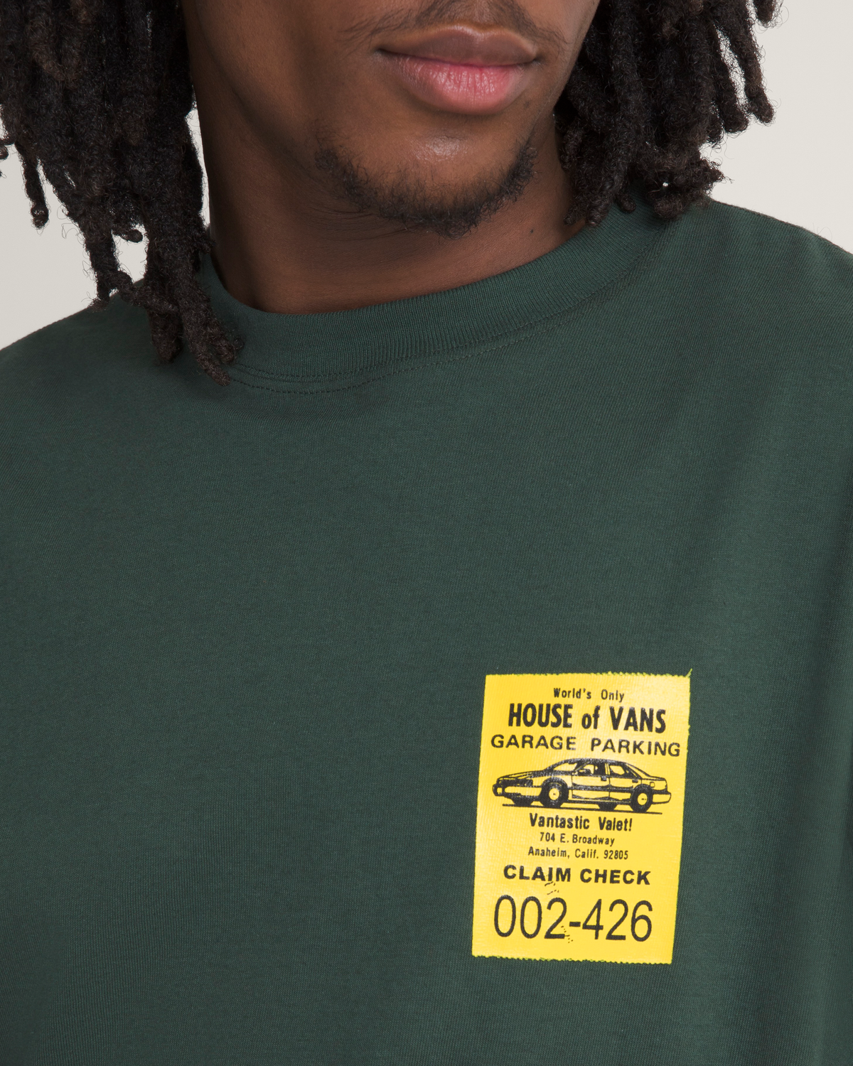 Vans Valet Oil Green, détail de l’imprimé à la poitrine.